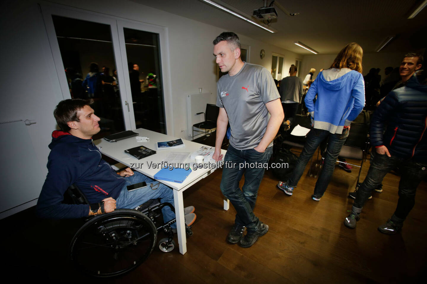 Wolfgang Illek  talking to participants of the Wings for Life World Run event in Munich 23rd of January 2016 (Bild: Daniel Grund)