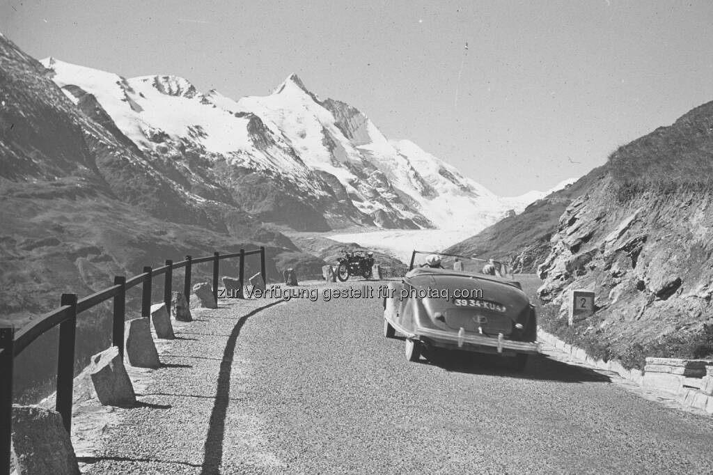 Historische Aufnahme der Großglockner Hochalpenstraße, Auffahrt Gletscherstraße mit Blick auf den Großglockner (3.798 m) und den Pasterzengletscher : Großglockner Hochalpenstraße am Weg zum Welterbe - auf der offiziellen Liste für UNESCO-Welterbeverfahren eingetragen : Fotocredit: grossglockner.at/Großglockner Hochalpenstraßen AG, © Aussendung (25.01.2016) 