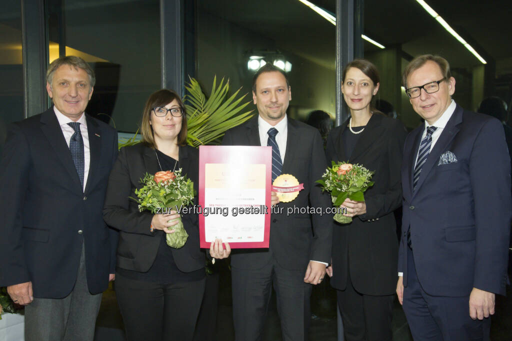 Josef Herk (Präsident WKO Stmk.), Ines Erlacher (Rogner Bad Blumau), Thomas Scheuchl (Rogner Bad Blumau), Melanie Franke (Dir. Rogner Bad Blumau), Christian Buchmann (LR Wirtschaft, Tourismus, Europa und Kultur) : Das Rogner Bad Blumau zählt zu den familienfreundlichsten Betrieben 2015 : Fotocredit: Rogner Bad Blumau/Fischer, © Aussendung (26.01.2016) 