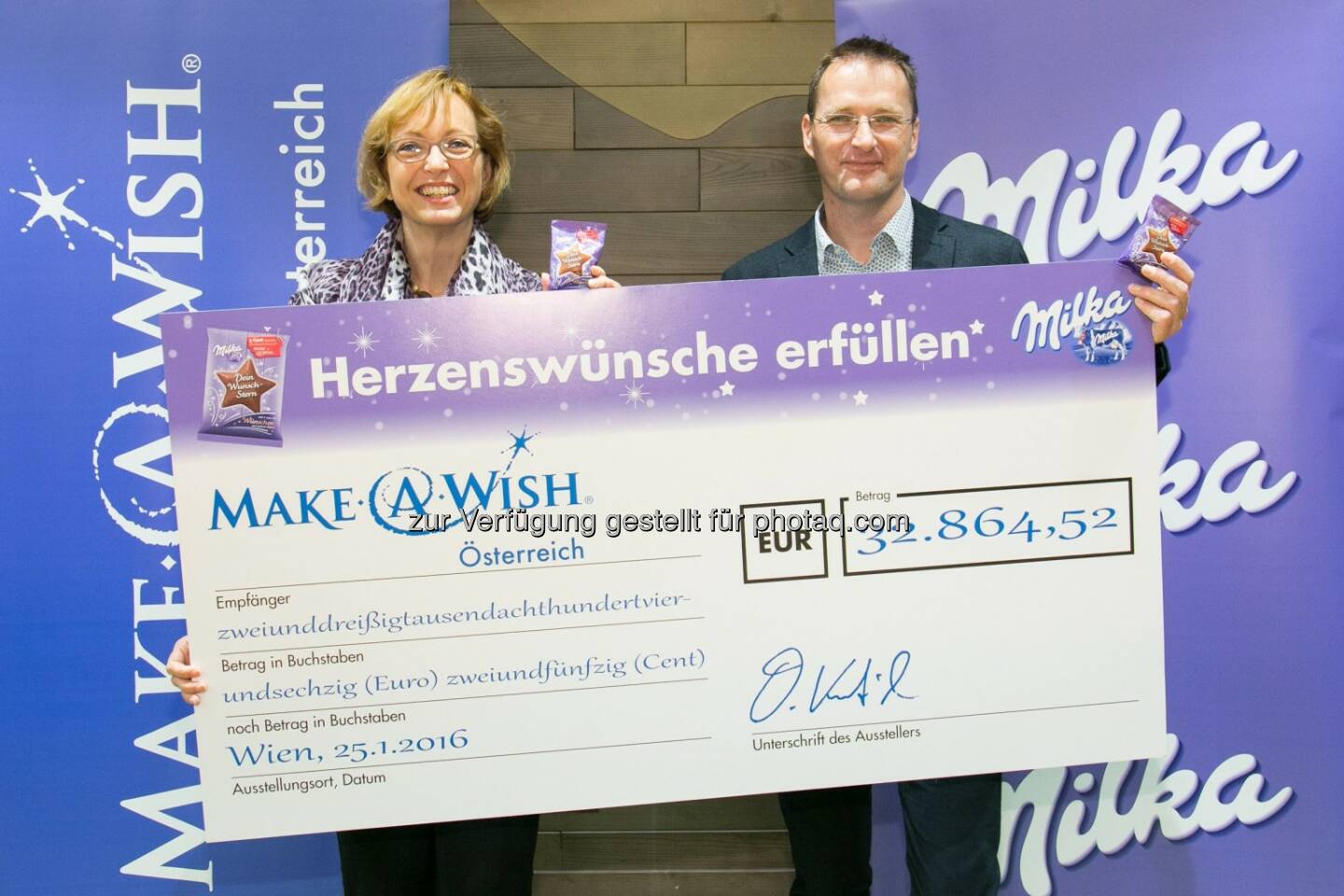 Doris Regele (Präs. Make-A-Wish Foundation® Österreich), Andreas Kutil (Managing Director Mondelez Österreich, Schweiz und Ungarn) : Schokolade ermöglicht die Erfüllung von Herzenswünschen : Milka und die Make-A-Wish Foundation® Österreich sammelten knapp 33.000 Euro für die Wünsche von schwerkranken Kindern : Fotocredit: Mondelez Österreich/APA-Fotoservice/Rastegar