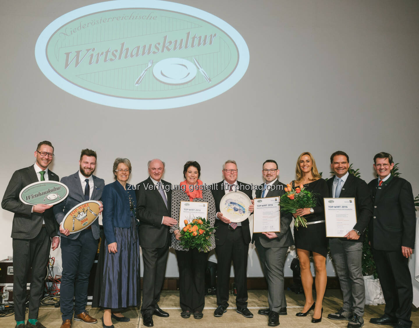 Harald Pollak (Obmann Niederösterreichische Wirtshauskultur), Philipp Essl, Petra Bohuslav (Tourismuslandesrätin), Erwin Pröll (Landeshauptmann), Christine und Franz Essl (Landgasthaus Winzerstüberl - Top-Wirt des Jahres), Markus Bsteh (Gasthaus Bsteh – Aufsteiger des Jahres), Katharina und Georg Stocker (Stockerwirt, Einsteiger des Jahres), Christoph Madl (Geschäftsführer der Niederösterreich-Werbung) : Top-Wirte 2016 beim Fest für die Wirte gekürt : Die höchste kulinarische Auszeichnung Niederösterreichs wurde gestern in Grafenegg vergeben. „Top-Wirt des Jahres 2016“ wurde Familie Essl, Landgasthaus Winzerstüberl aus Rührsdorf : Fotocredit: romanseidl.com