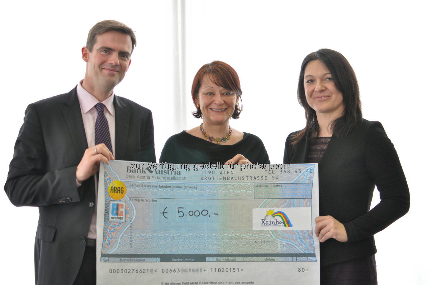 Matthias Effinger (CEO Arag), Dagmar Bojdunyk-Rack (GF Rainbows), Birgit Eder (Arag, Leiterin Versicherungstechnik) : ARAG Rechtsschutz unterstützt Verein Rainbows : Hilfe für Kinder in stürmischen Zeiten : Fotocredit: Arag SE