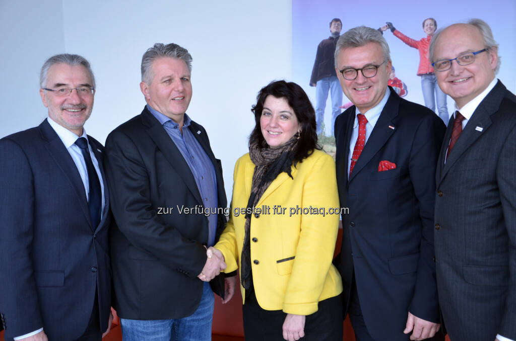 Michael Pap (2. Obm. Stv.), Gerhard Hutter (Obmann), Elisabeth Schaffler (Aufsichtsbehörde des BM für Gesundheit), Norbert Fidler (1. Obm. Stv.), Jan Pazourek (Generaldirektor) : NÖ GKK-Obleute in ihrer Funktion bestätigt : Fotocredit: NÖ GKK, © Aussender (27.01.2016) 