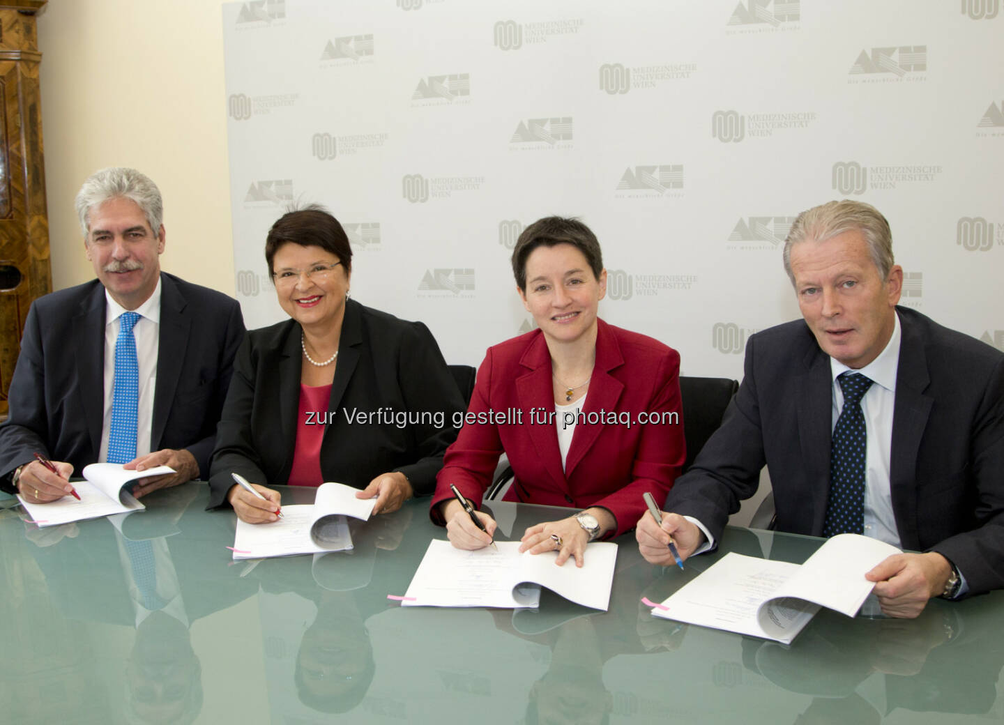 Hans Jörg Schelling (Finanzminister), Renate Brauner (Finanzstadträtin), Sonja Wehsely (Gesundheitsstadträtin), Reinhold Mitterlehner (Vizekanzler & Wissenschaftsminister) : Zukunftspaket für Gesundheits- und Forschungsstandort Wien geschnürt : Finanzierung und Zusammenarbeit zwischen AKH, MedUni, Bund und Stadt Wien auf neue Beine gestellt - Bund und Land investieren 2,2 Mrd. Euro bis 2030 : Fotocredit: MedUni Wien / Matern