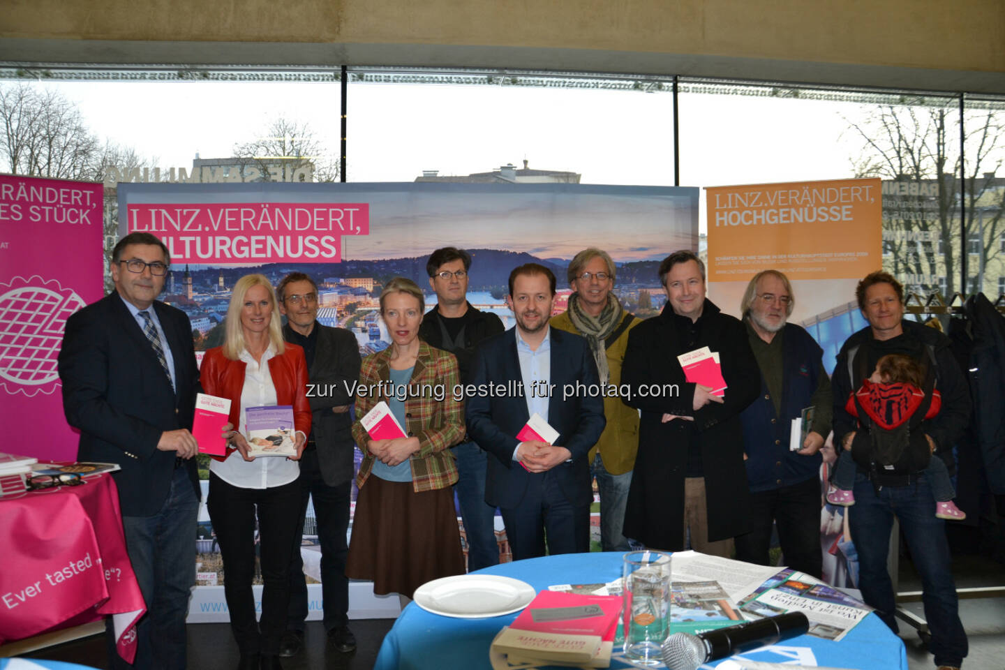 Georg Steiner (Tourismusdirektor-links), Bernhard Baier (Vbgm-Mitte vorne), Autoren : Buchpräsentation „Gute Tage, gute Nächte - Betrachtungen und Empfehlungen zur Linzer Lebenskunst“ des Linz Tourismus : Fotocredit: TVL