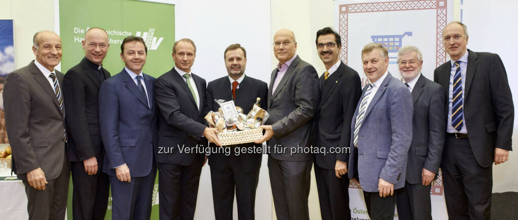 Franz-Stephan Hautzinger (Bgld. LWK-Präs.), Toni Faber (Dompfarrer), Nikolaus Berlakovich (Abg.z.NR), Kurt Weinberger (Vorstandsvors. Österr. Hagelversicherung), Johann Penz (NÖ Landtagspräsident), Frank Hensel (Vorstandsvors. REWE International AG), Martin Gerzabek (Rektor BOKU), Franz Eßl (LK Sbg. Präs.), August Astl (LKÖ Generalsekr.), Reinhard Mang (BMLFUW Generalsekr.) : Frank Hensel beim 2. Nachhaltigkeitsfrühstück der Österreichischen Hagelversicherung: „Nachhaltigkeit ist gemeinsame Aufgabe“ : Fotocredit: Klimpt, © Aussender (28.01.2016) 