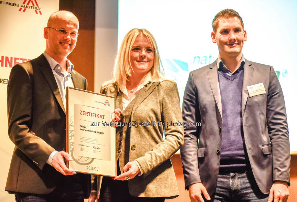 Roman Huber (GF Biogena), Monica Rintersbacher (Leitbetriebe Austria), Bruno Petrovic (GF Biogena) : Biogena ausgezeichnet : Für seine werteorientierte Unternehmensführung wurde Biogena das Leitbetriebe Austria Zertifikat überreicht : Fotocredit: Biogena/Weingartner, © Aussendung (28.01.2016) 