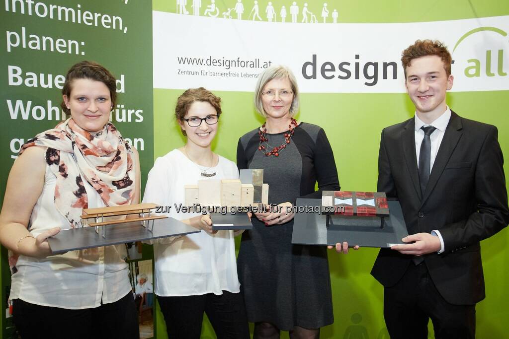 Veronika Egger (Vors. Verein design for all) und die Gewinner des Designwettbewerbs Möbel für Alle : Design-Möbel für alle – attraktiv und barrierefrei : Kreativer Wettbewerb von Schülern für Innenarchitektur : Fotocredit: design for all/APA-Fotoservice/Preiss, © Aussendung (29.01.2016) 