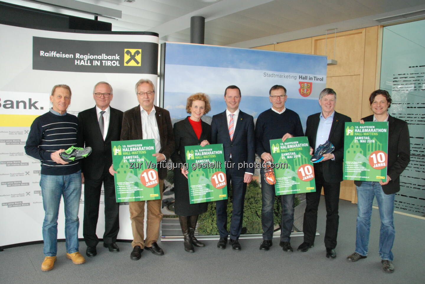 Heinz Lutz (Rennleiter), Maximilian Harb (Bürgermeister Volders), Peter Hanser (Bürgermeister Mils), Eva Maria Posch (Bürgermeisterin Hall in Tirol), Erich Plank (Dir. Raiffeisen Regionalbank Hall in Tirol), Willi Greuter (Vizebürgermeister Wattens), Josef Schindl (Bürgermeister  Baumkirchen), Michael Gsaller (Stadtmarketing Hall in Tirol) : 10. Raiffeisen Halbmarathon Hall-Wattens am Samstag, 21. Mai 2016 : Neu ist der Nordic-Walking-Bewerb : Fotocredit: Stadtmarketing Hall in Tirol