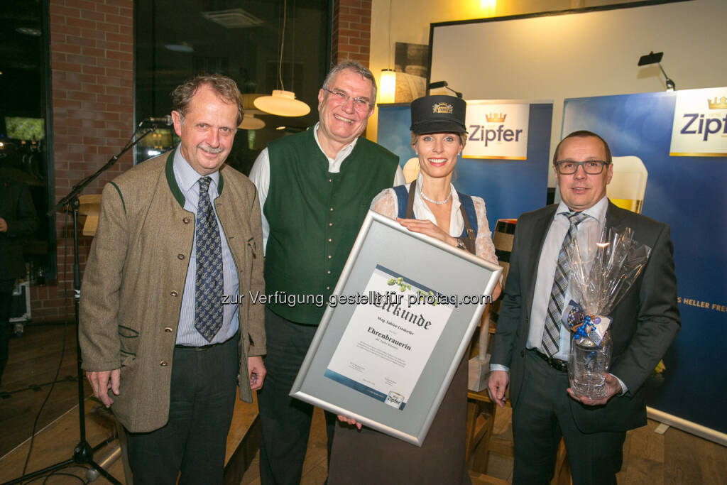 Markus Liebl (Brau Union Österreich Generaldirektor), Günther Seeleitner (Braumeister), Sabine Lindorfer (Ehrenbrauerin der Brauerei Zipf), Harald Raidl (Braumeister) : Brauerei Zipf mit neuem Kapitän weiter auf Erfolgskurs : Feierliche Hofübergabe in Zipf - Harald Raidl folgt auf Günther Seeleitner - und Ernennung der ersten Ehrenbrauerin : Fotocredit: Foto Humer / Brau Union Österreich, © Aussendung (01.02.2016)