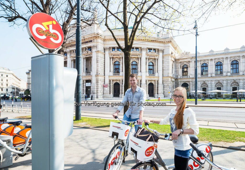 Citybike-Station in Wien : Das Erfolgsprojekt Citybike Wien konnte auch 2015 mehr als positiv bilanzieren. Erstmals ist es gelungen die Ein-Millionengrenze bei der Anzahl der Fahrten zu überschreiten : Auch die Anzahl der Neuanmeldungen lag 2015 bei 107.512 und somit höher als zuvor : Fotocredit: Gewista, © Aussendung (02.02.2016) 