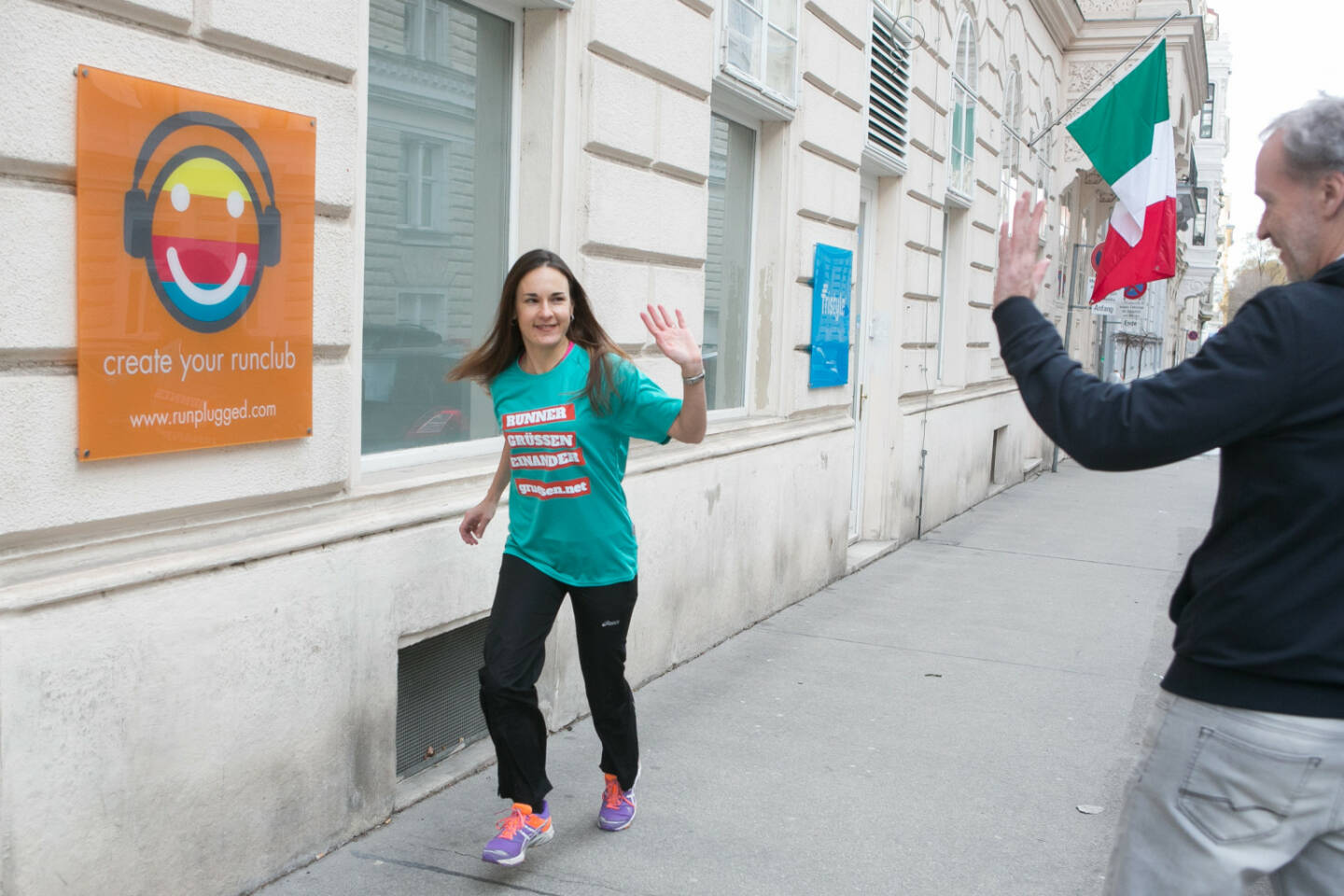 Runner grüssen einander: Carola Bendl-Tschiedel im Shirt von http://www.gruessen.net