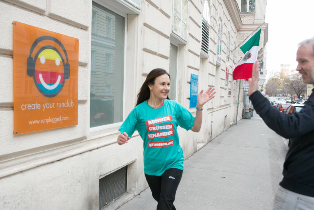 Runner grüssen einander: Carola Bendl-Tschiedel im Shirt von http://www.gruessen.net (02.02.2016) 