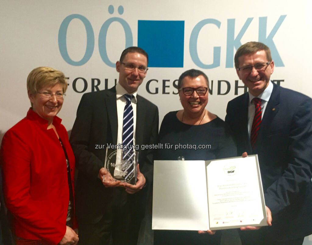 Andrea Wesenauer (GKK-Direktorin), Mario Stürmer (Projektleiter & ärztlicher Leiter Eurothermen), Sabine Oberhauser (Gesundheitsministerin), Markus Achleitner (Eurothermen-Generaldirektor) : Eurothermen fördern Mitarbeiter-Gesundheit : Eurothermen erhalten Österreichisches Gütesiegel für Betriebliche Gesundheitsförderung : Fotocredit: Eurothermen, © Aussender (03.02.2016) 