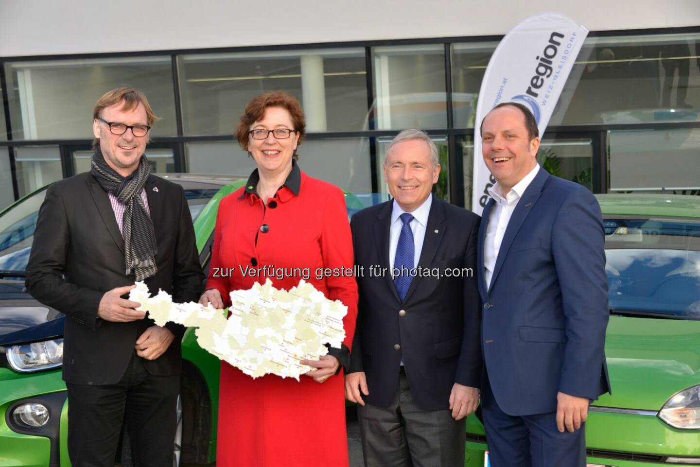 Erwin Eggenreich (Obmann Energieregion Weiz-Gleisdorf), Theresia Vogel (GF Klima- und Energiefonds), Christian Purrer (Vorstandssprecher Energie Steiermark), Christoph Stark (Stv. Obmann Energieregion Weiz-Gleisdorf) : Wie eine smarte Modellregion im E-Auto einmal um die Welt fährt und bis zu 50 Prozent Energie in Gebäuden spart… : Ein von der Energie Steiermark geführtes Konsortium aus Energieregion Weiz-Gleisdorf, Innovationszentrum W.E.I.Z., Baumeister Leitner, Joanneum Research und Technischer Universität Graz setzte Smart City Projekt „iENERGY 2.0“ sehr erfolgreich um : Fotocredit: Klima- und Energiefonds/APA-Fotoservice/Jamnig