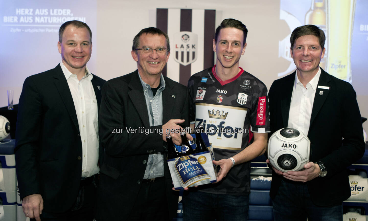 Siegmund Gruber (LASK), Andreas Stieber (Brau Union Österreich), Rene Gartler (LASK), Oliver Glasner (LASK) : Urtypisch oberösterreichische Partnerschaft: Zipfer wird neuer bieriger Partner des LASK : Fotocredit: GEPA pictures/Matthias Hauer