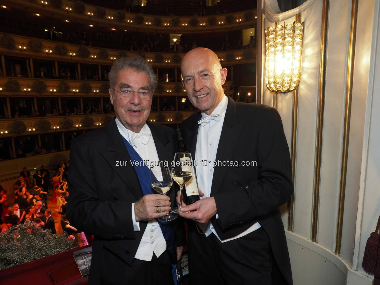 Heinz Fischer (Bundespräsident), Franz Ehrenleitner (GF Winzer Krems) : Winzer Krems verwöhnen mit ausgewählten Top-Weinen aus Niederösterreich die internationalen Gäste am Wiener Opernball : Fotocredit: Winzer Krems, Roman Zach-Kiesling