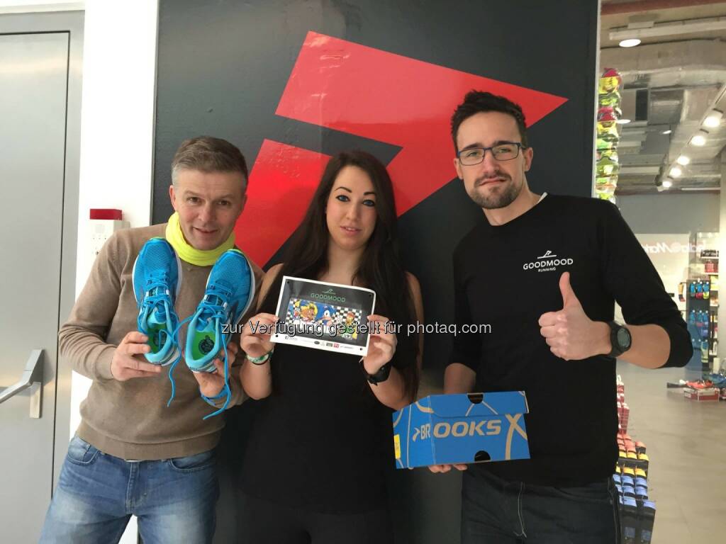 Es war uns eine große Freude, Carina, der Gewinnerin des GoodMood Running Kreativ-Gewinnspiels ihren brandneuen Brooks Running Laufschuh zu überreichen. Wir wünschen viel Spaß und enjoy running! — großartig hier: WeMove Runningstore, © We Move Runningstore (07.02.2016) 