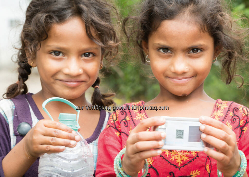 Indien - Kinder mit Wadi und Pet Flasche : WHO bestätigt: Mit österreichischer Erfindung „Wadi“ wird verschmutztes Wasser trinkbar : Innovation von österreichischem Start-up „Helioz“ als eines von sechs Unternehmen weltweit von WHO positiv getestet : Fotocredit_ Helioz Gmbh, © Aussender (08.02.2016) 