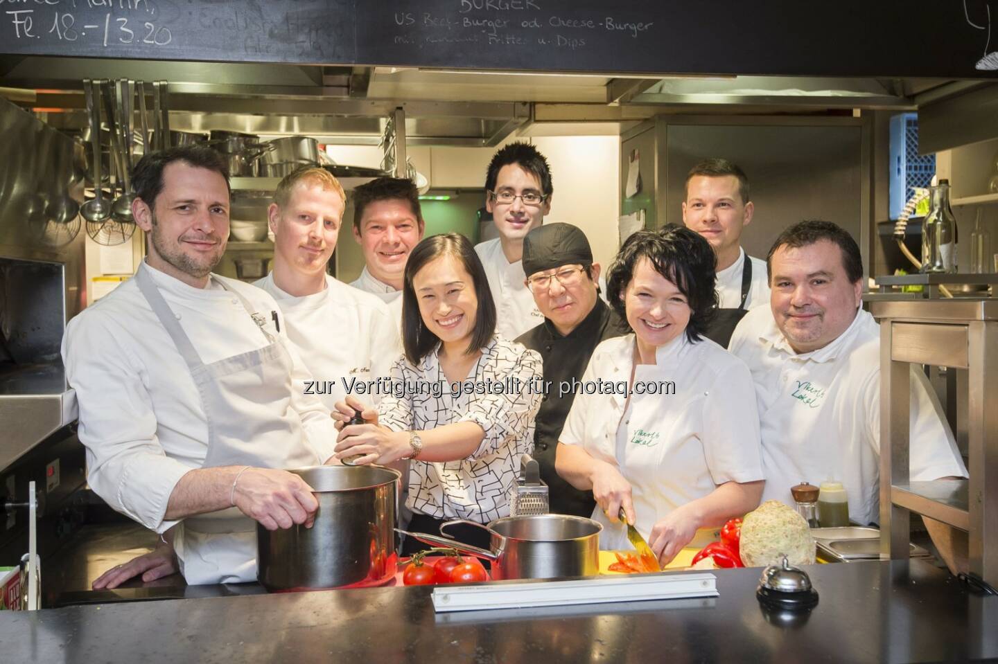 Thomas Leitner (Chefkoch Gaumenspiel), Marcel Neumann (Küchenchef Das Schick), Michael Böhm (Chefkoch Landgasthaus Böhm), A.Yin (Küchenkonzept ON&China Bar an der Wien), Martin Pham (Chefkoch Die Küche), Hiroshi Sakai (Chefkoch Sakai), Reinlinde und Thomas Trummer- Milkovits (Küchenchefs Vikerl´s Lokal), Raphael Neumaier (Sous Chef Gaumenspiel) : Wiener Restaurantwoche Frühling 2016 : Die Wiener Haubenköche sind bereit : Fotocredit: Unique Public Relations GmbH/APA-Fotoservice/Hörmandinger