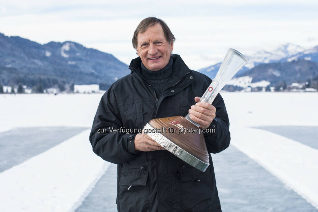 Franz Klammer mit dem offiziellen „Servus Alpenpokal“ Pokal : Die Champions League des Eisstocksports - Das Finale des „Servus Alpenpokal 2016“ am 14. Februar 2016 am Kärntner Weissensee : Fotocredit: ServusTV / Kukuvec, © Aussendung (08.02.2016) 