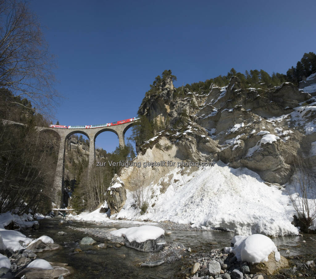 Glacier Express auf dem Landwasserviadukt : Auf dem abwechslungsreichen Abschnitt zwischen Chur und Brig entführt der Glacier Express seine Gäste in die verschneiten Gebirgslandschaften entlang des Alpenhauptkammes : Fotocredit: Rhätische Bahn/Badrutt, © Aussender (09.02.2016) 