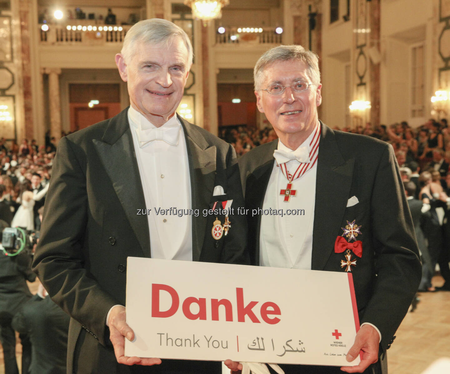 Thomas Schäfer-Elmayer (Tanzschule-Elmayer), Reinhard Krepler (Präs. Wr. Rotes Kreuz) : Prof. Elmayer übergibt eine Spende von 10.000 € an das Wiener Rote Kreuz zur Betreuung von jugendlichen Flüchtlingen : Fotocredit: WRK/Markus Hechenberger