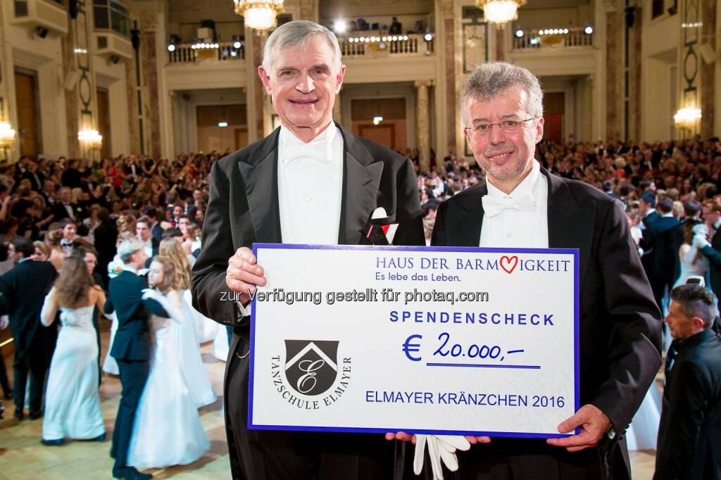 Thomas Schäfer-Elmayer, Christoph Gisinger (Institutsdirektor Haus der Barmherzigkeit) : Tanzen für den guten Zweck – diese Tradition pflegt die Tanzschule Elmayer seit 96 Jahren : Am Faschingsdienstag überreichte Thomas Schäfer-Elmayer die Spende über 20.000 Euro : Fotocredit: Haus der Barmherzigkeit/APA-Fotoservice/Schedl, © Aussender (10.02.2016) 