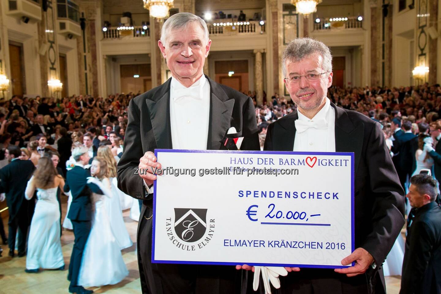 Thomas Schäfer-Elmayer, Christoph Gisinger (Institutsdirektor Haus der Barmherzigkeit) : Tanzen für den guten Zweck – diese Tradition pflegt die Tanzschule Elmayer seit 96 Jahren : Am Faschingsdienstag überreichte Thomas Schäfer-Elmayer die Spende über 20.000 Euro : Fotocredit: Haus der Barmherzigkeit/APA-Fotoservice/Schedl