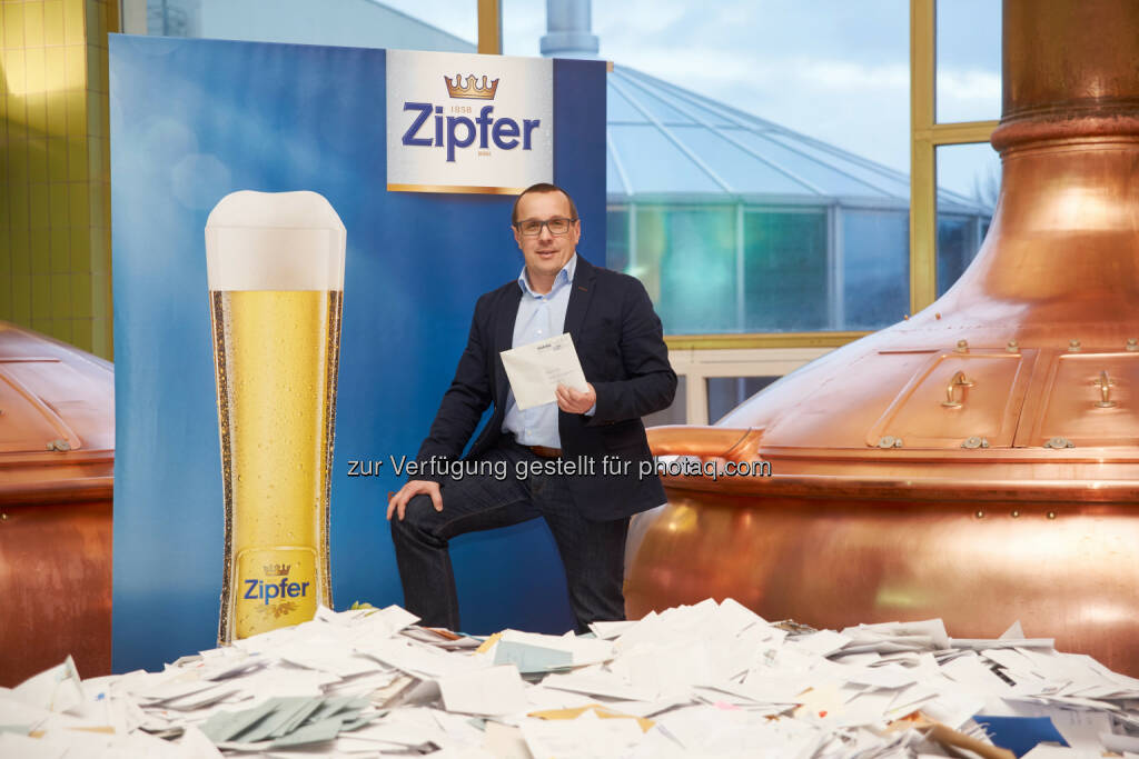 Harald Raidl (Braumeister) : Zipfer Gewinnspiel : Fünf Hopfendolden aus Gold verlost : Fotocredit: Zopf Photography / Brau Union Österreich, © Aussendung (15.02.2016) 