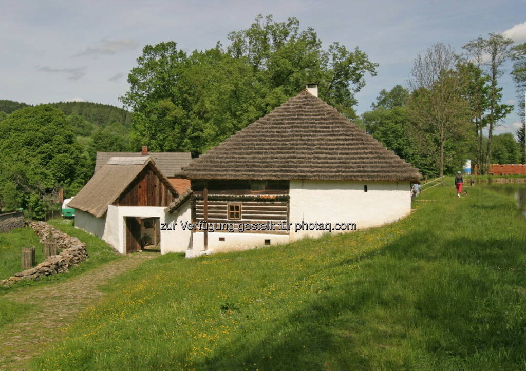 Mittelalterliche Wassermühle Hoslovice : Hofübergabe – der Einfluss von Erbgewohnheiten auf die Entwicklung einer ländlichen Gesellschaft wurde in einem FWF-Projekt untersucht : Besitzübergabe prägt – oder doch nicht? : Erbgewohnheiten haben vermeintlich einen maßgeblichen Einfluss auf die Entwicklung einer ländlichen Gesellschaft gehabt : Dass dieser jedoch weniger stark war als bisher angenommen, belegen die mit Hilfe des Wissenschaftsfonds FWF in Buchform veröffentlichten Ergebnisse eines sozialwissenschaftlichen Projekts : Fotocredit: prachenskemuzeum.cz, © Aussender (15.02.2016) 