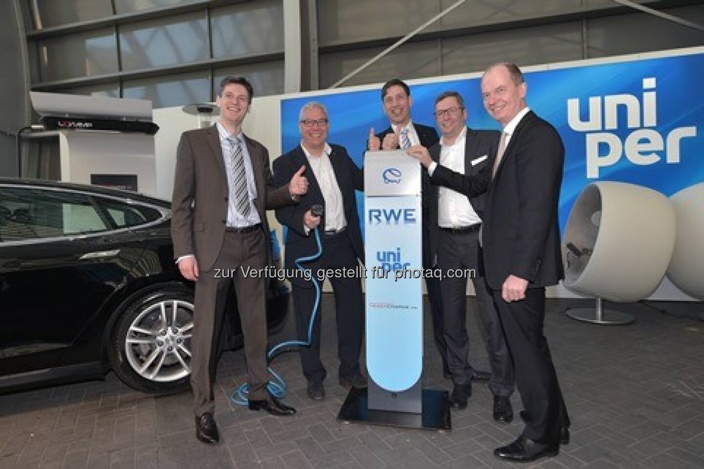 Artur Sychov (CEO Easycharge.me), Dirk Sasson (Stadtwerke Neumünster), Norbert Verweyen (GF RWE Effizienz), Ulrich Danco (Leiter Großkundenvertrieb Uniper), Dietrich Gemmel (GF RWE Effizienz) : RWE Effizienz und Uniper beabsichtigen Zusammenarbeit bei der Elektromobilität : Fotocredit: RWE Effizienz