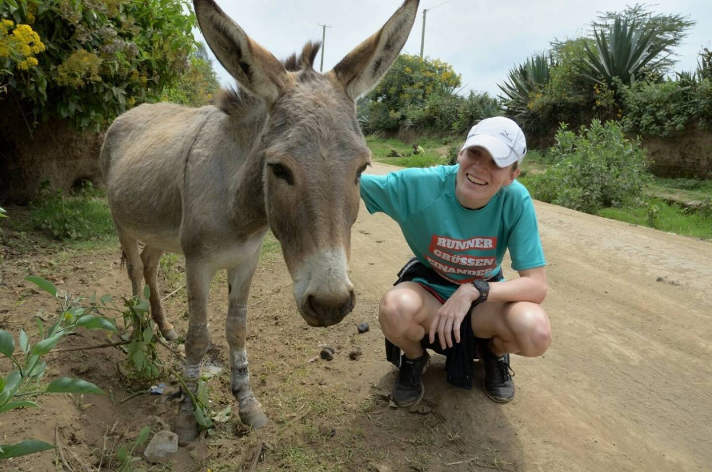 Esel und Runner grüssen einander - Sandrina Illes im Shirt von http://www.gruessen.net