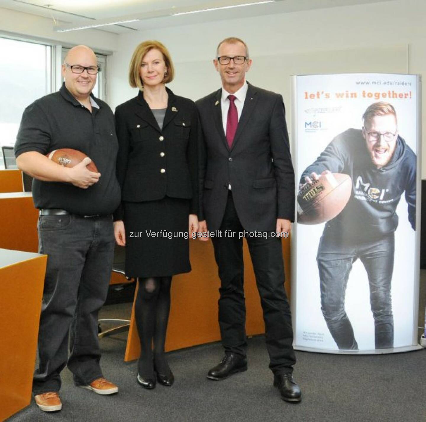 Peter Schwazer (Swarco Raiders Clubmanager), Elisabeth Swarovski (Clubpräsidentin), Andreas Altmann (MCI-Rektor) : Let’s Win Together“ : MCI und Swarco Raiders Tirol besiegeln einzigartige Partnerschaft : Swarco Raiders werden MCI College Team : Fotocredit: MCI