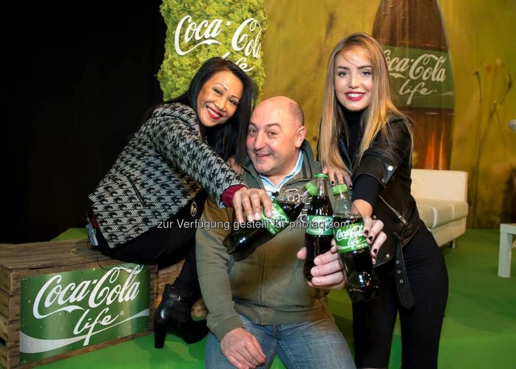 Gina Alaba, Rudi Roubinek (Autor & Schauspieler), Tatjana Catic (Bloggerin) : Nach Coca-Cola (1929), Coca-Cola light (1983) und Coca-Cola zero (2007) kommt nun auch Coca-Cola life nach Österreich : Fotocredit: Coca-Cola GmbH/APA-Fotoservice/Hörmandinger, © Aussender (17.02.2016) 