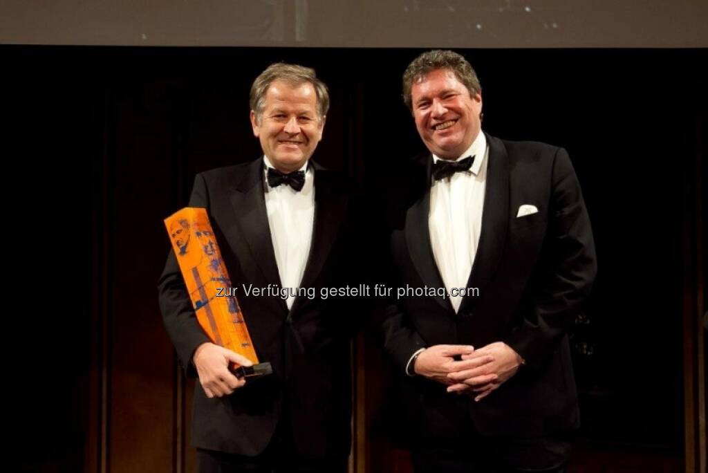 Eduard Zehetner mit dem Cäsar; Anton Bondi de Antoni (re.) überreichte die Auszeichnung, mehr unter http://blog.immofinanz.com/de/2013/04/05/ein-caesar-fuer-den-immofinanz-ceo/, © epmedia (06.04.2013) 
