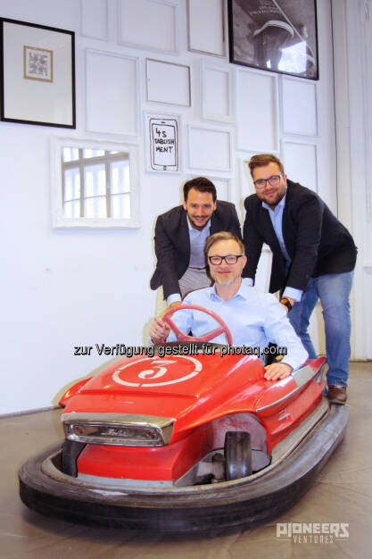 Philipp Stangl (Pioneers Ventures), Christian Adelsberger (CEO Parkbob), Markus Lang (Pioneers Ventures) : Pioneers Ventures investiert in Smart-Parking-Startup Parkbob : Das Wiener Startup löst die Schwierigkeiten bei der Parkplatzsuche - für Menschen und in Zukunft auch für selbstfahrende Autos : Fotocredit: Pioneers/Napier, © Aussendung (18.02.2016) 