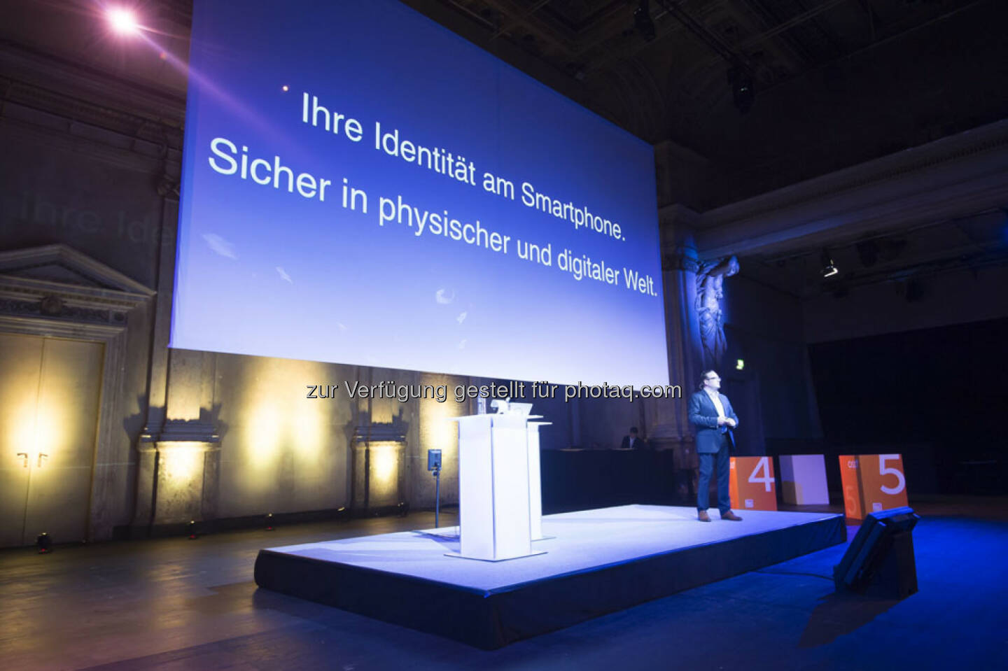 Lukas Praml (GF Österreichische Staatsdruckerei) : MIA - My Identity App - das neue digitale Ausweissystem der Österreichischen Staatsdruckerei wurde im November 2015 der Öffentlichkeit vorgestellt : Fotocredit: Österreichische Staatsdruckerei/APA-Fotoservice/Hörmandinger