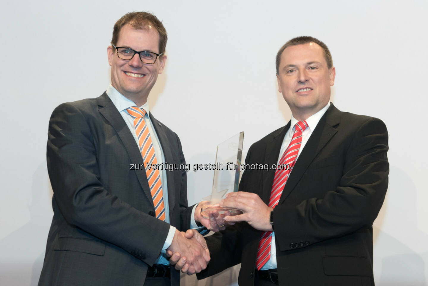 Edgar Aker (FTTH Council Europe Präsident), Hartwig Tauber : Hartwig Tauber aus Niederösterreich erhält internationalen FTTH-Award 2016 für seine Verdienste um den Glasfaserausbau in Europa : Fotocredit: FTTH Council Europe