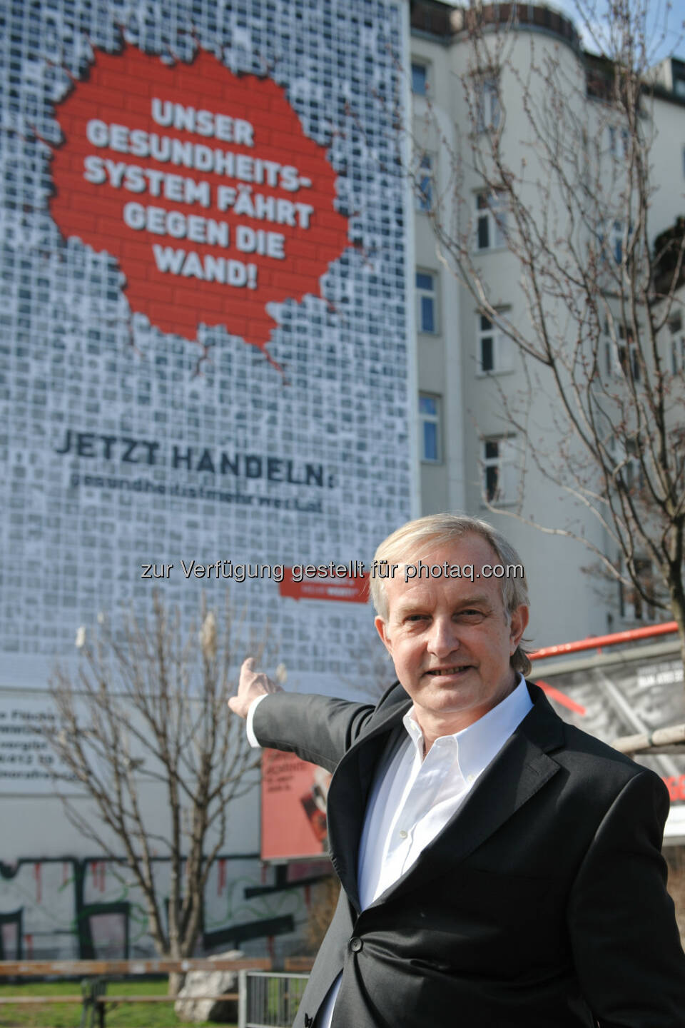 Johannes Steinhart (Obmann der Kurie niedergelassene Ärzte & Vizepräsident der Ärztekammer für Wien) : 1593 Wiener zeigen ihr Gesicht für die Wende im Krankenkassensystem : Ärzte und Patienten fordern gemeinsam auf Mega-Plakat „Gesundheit ist mehr wert“ auf der Linken Wienzeile 34 - Bereits 42.000 Unterschriften für Erhalt des Hausarztsystems : 
Fotocredit: Ärztekammer für Wien/Stefan Seelig