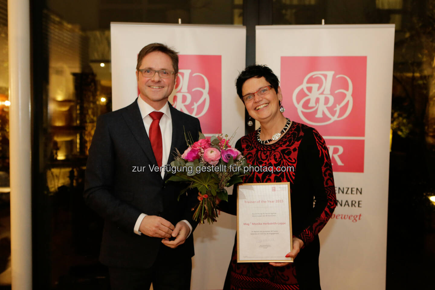 Manfred Hämmerle (GF, IIR GmbH), Monika Herbstrith-Lappe (Impuls & Wirkung – Herbstrith Management Consulting GmbH) : Trainerin of the Year 2015 Monika Herbstrith-Lappe : Leistungsstark und lebensfroh als Motto : Fotocredit: IIR GmbH/Bartl