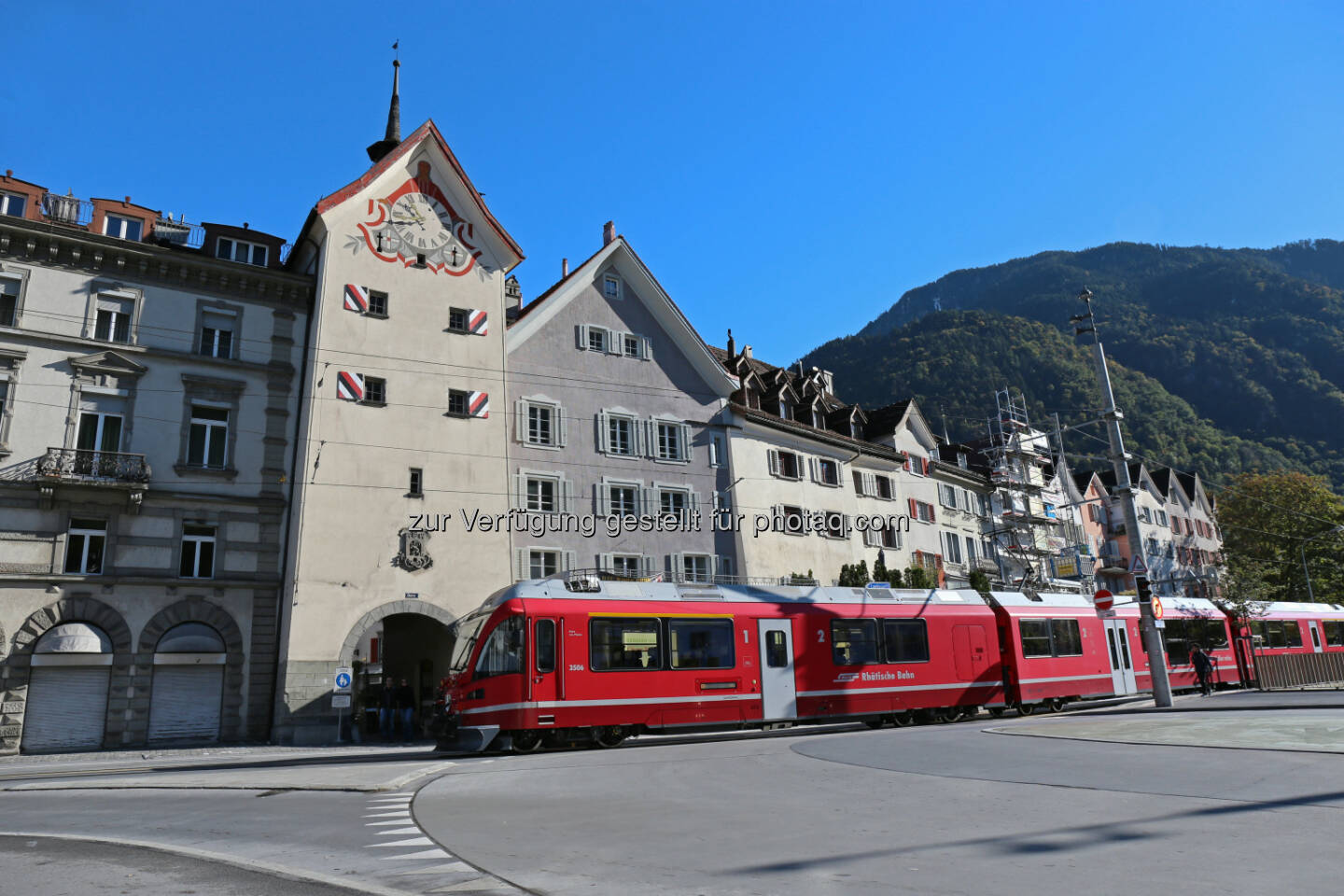 Arosabahn vor Obertor Chur : Chur: Schweizer Bahn- und Alpenstadt : Die älteste Stadt der Schweiz verzaubert mit ihrer malerischen, autofreien Altstadt : Als Drehscheibe der Rhätischen Bahn ist Chur auch idealer Ausgangsort für Berg- und Bahnerlebnisse : Fotocredit: Chur Tourismus/Bollhalder