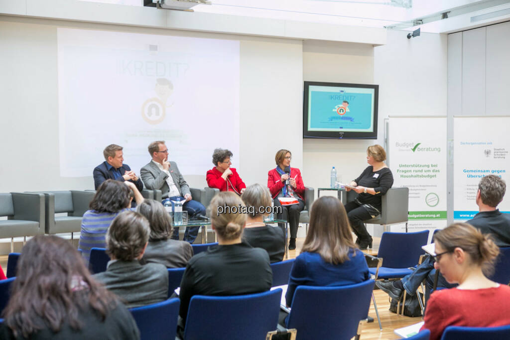 Martin Taborsky (Oesterreichische Nationalbank), Thorsten Rathner (Schuldnerhilfe OÖ), Regina Prehofer (Three Coins), Gabriele Zgubic-Engleder (Arbeiterkammer Wien), Sigrun Reininghaus (Journalistin, Moderatorin), © Martina Draper/photaq (24.02.2016) 