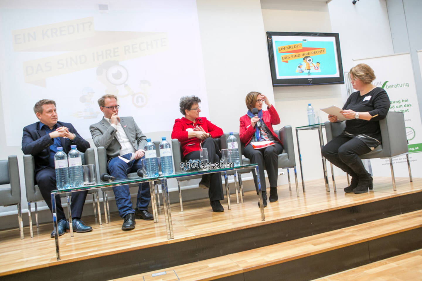 Martin Taborsky (Oesterreichische Nationalbank), Thorsten Rathner (Schuldnerhilfe OÖ), Regina Prehofer (Three Coins), Gabriele Zgubic-Engleder (Arbeiterkammer Wien), Sigrun Reininghaus (Journalistin, Moderatorin)