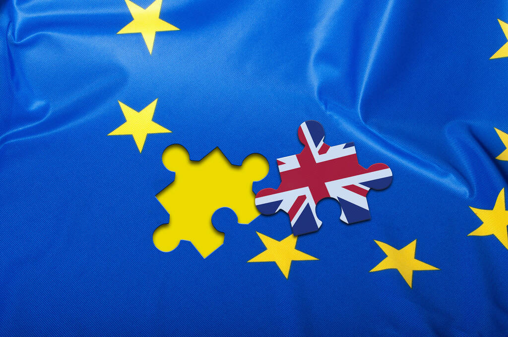 Brexit, EU Flagge, Union Jack, UK http://www.shutterstock.com/de/pic-338831222/stock-photo-brexit-detail-of-silky-flag-of-blue-european-union-eu-flag-drapery-with-puzzle-piece-with-great.html, © www.shutterstock.com (24.02.2016) 