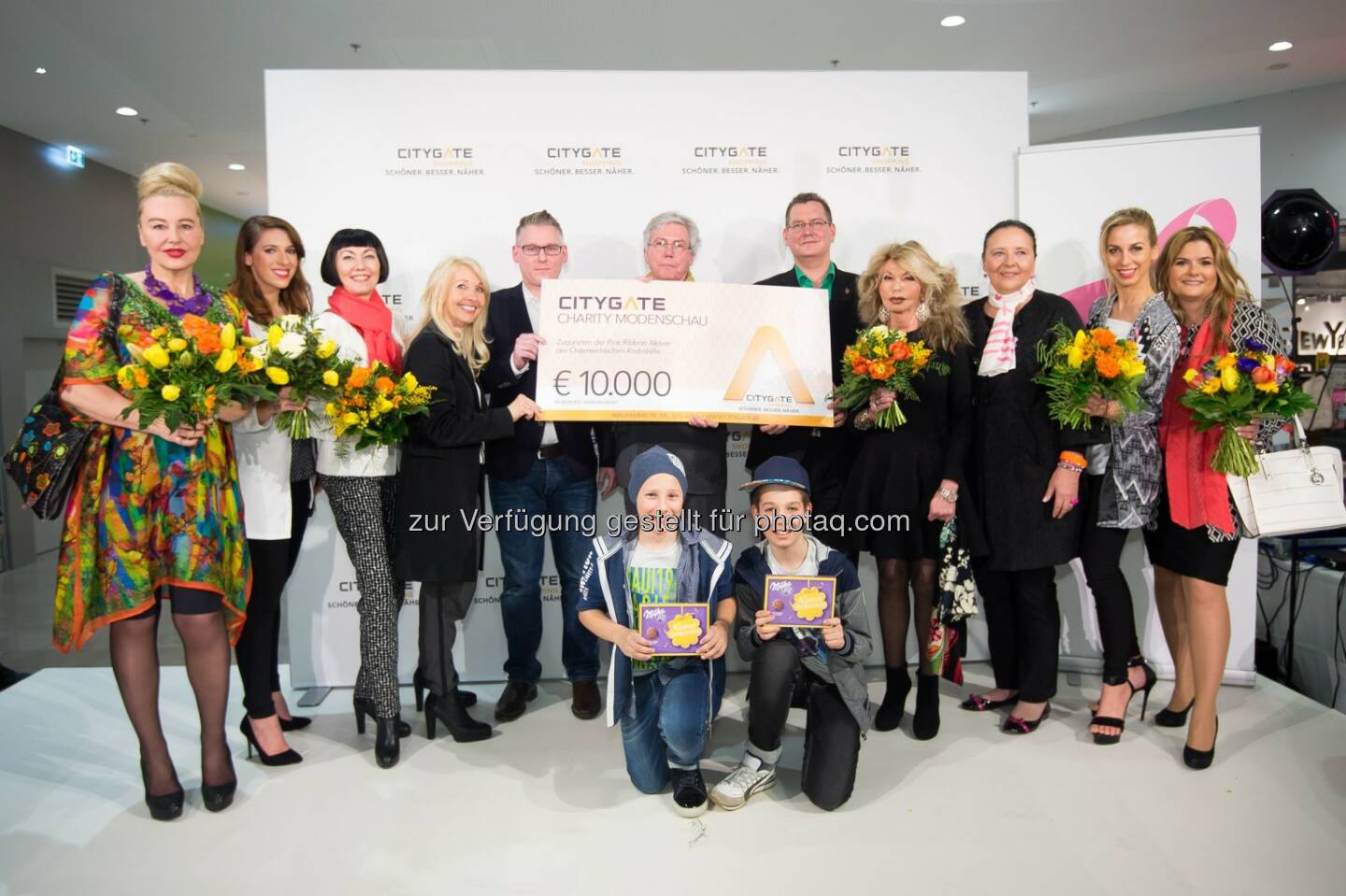 Citygate Shopping feiert seinen 1. Geburtstag : Die Prominenten-Modenschau mit Uschi Fellner, Jeannine Schiller und anderen, die als Models Fashion-Highlights präsentierten, war ein Riesenerfolg : Fotocredit: EKZ Citygate GmbH & Co. KG/APA-Fotoservice/Hörmandinger