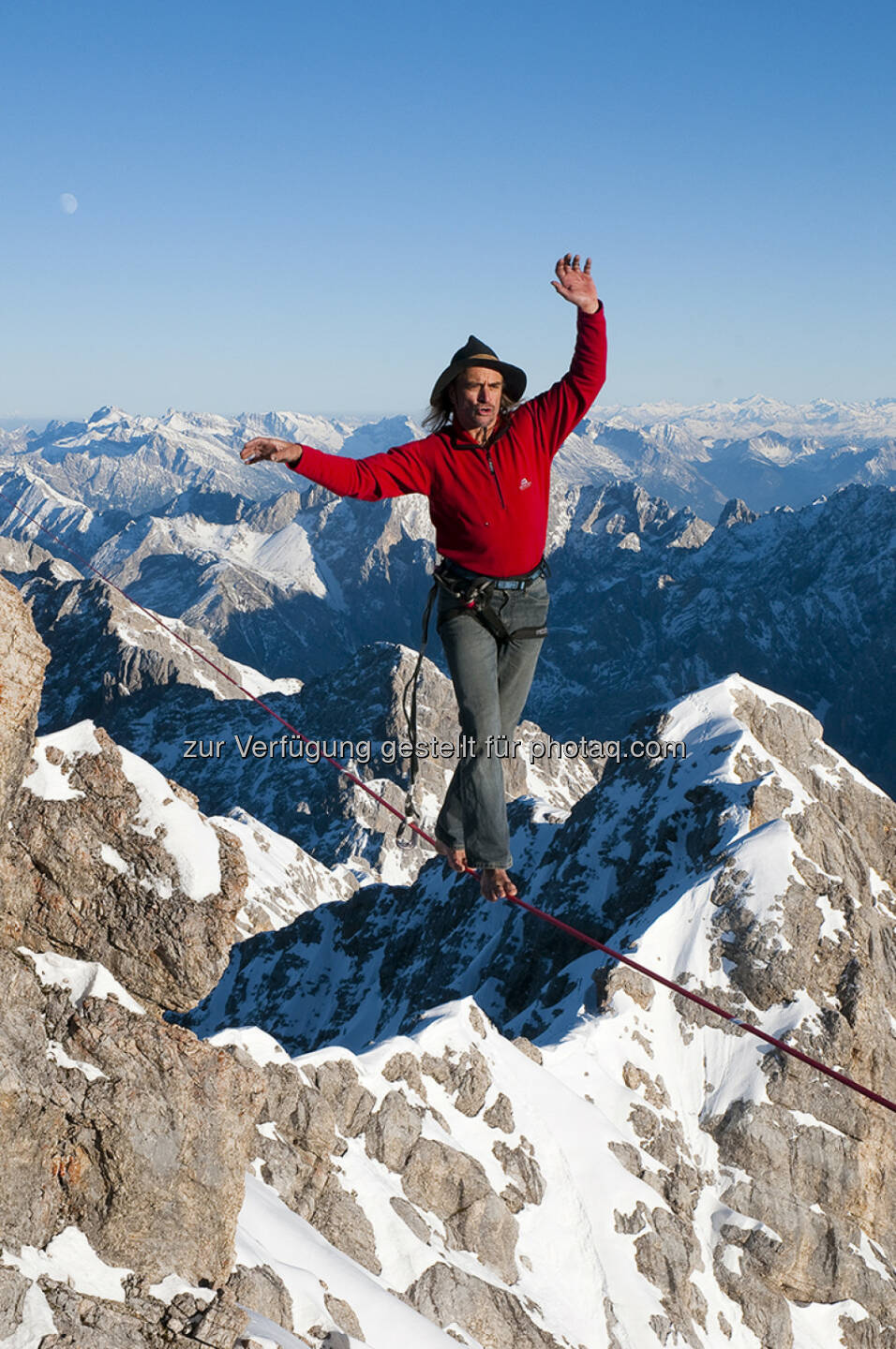 Heinz Zak (Bergsteiger, Kletterer, Slackliner) : Edelweiss Bergfilmfestival: In schwindelerregender Höhe über die Slackline : Edelweiss, das beliebteste Weizenbier Österreichs, steht als Marke für das Lebensgefühl der Alpen : Fotocredit: Heinz Zak
