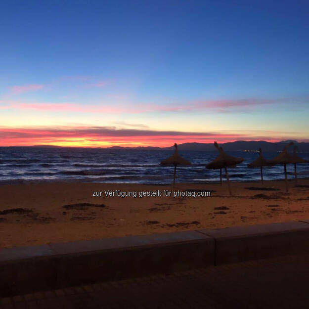 Sonnenaufgang, Strand, Meer, Schirm, Ruhe, © Florian Neuschwander (02.03.2016) 