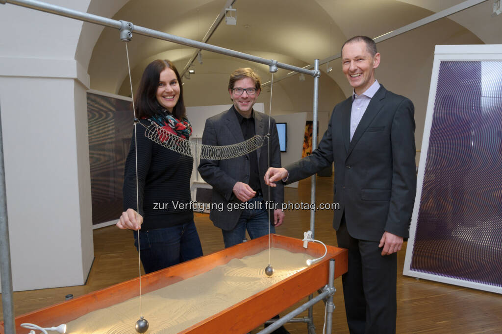 Sarah Funk (Projektleiterin), Michael C. Niki Knopp (kuratorischer Assistent), Wolfgang Paill (Leiter der Abteilung Naturkunde) : Naturkundemuseum macht Wissenschaft greifbar : „Wirkungswechsel“ Eine interaktive Wissenschaftsausstellung des ScienceCenter-Netzwerks : Fotocredit: Universalmuseum Joanneum/Lackner, © Aussender (02.03.2016) 