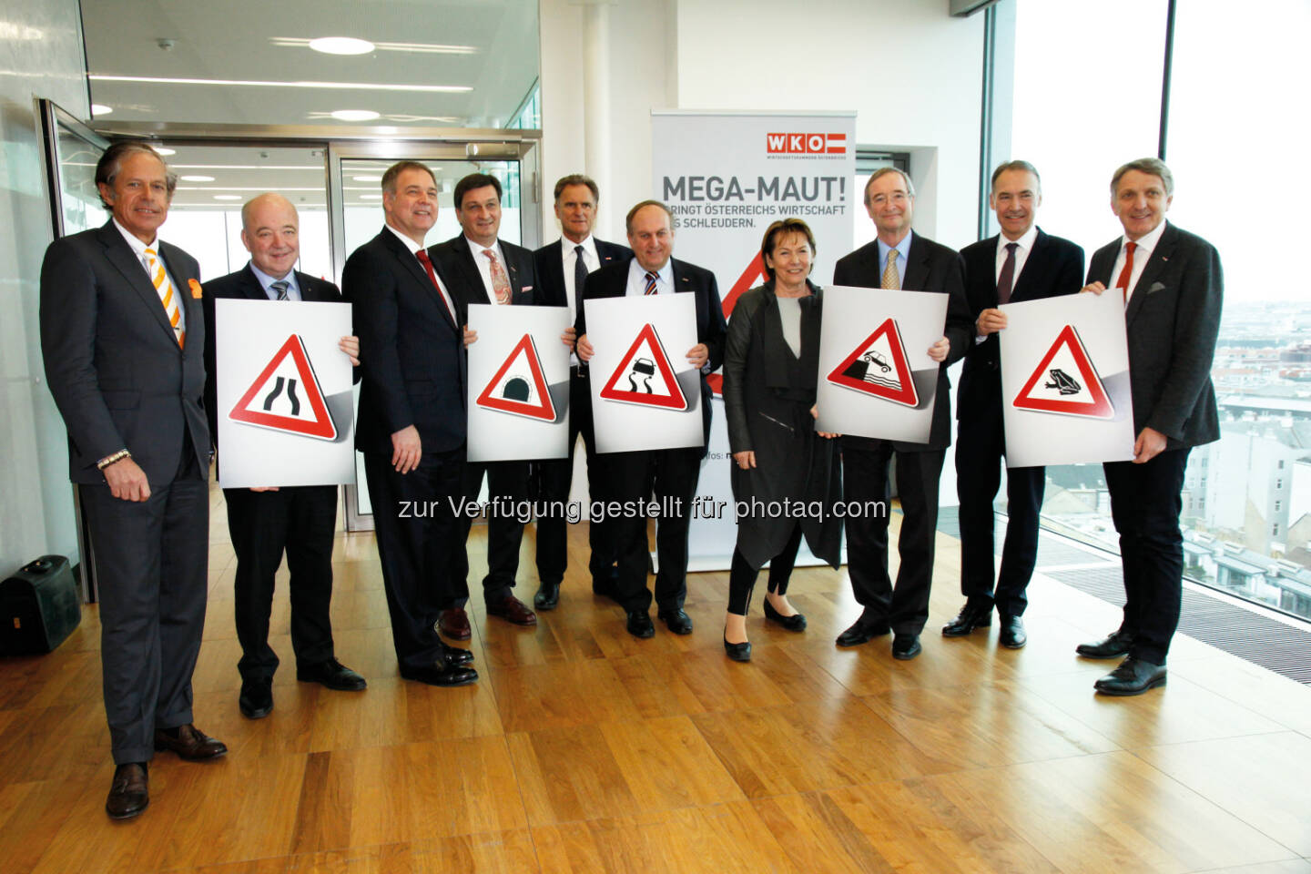 Jürgen Bodenseer (WK Tirol), Konrad Steindl (WK Salzburg), Walter Ruck (WK Wien), Jürgen Mandl (WK Kärnten), Manfred Rein (WK Vorarlberg), Rudolf Trauner (WK OÖ), Sonja Zwazl (WK NÖ), Christoph Leitl (WKÖ), Peter Nemeth (WK Burgenland), Josef Herk (WK Steiermark) : „Mega-Maut – nein danke!“ : Die Spitzen der Wirtschaft bündeln Kräfte gegen die Mega-Maut : Fotocredit: WKÖ/Presse